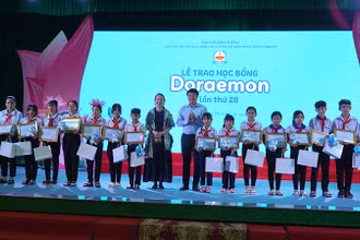 Ủy viên Trung ương Đảng, Bí thư Tỉnh ủy Đồng Tháp Lê Quốc Phong và bà Katsumata Jitsuko - Tổng Giám đốc điều hành Công ty Fujiko Production trao học bổng cho học sinh. (Ảnh: HỮU NGHĨA)