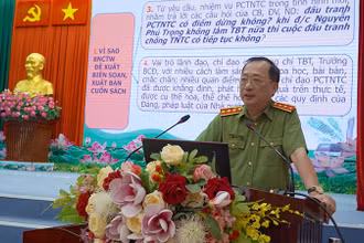 Thượng tướng, Phó Giáo sư, Tiến sĩ Nguyễn Văn Thành báo cáo đến đại biểu những nội dung cốt lõi của tác phẩm.