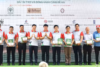 Lãnh đạo tỉnh Đồng Tháp trao quà lưu niệm cho những doanh nghiệp tài trợ đề án.