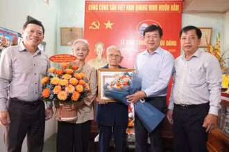 Bí thư Tỉnh ủy Đồng Tháp Lê Quốc Phong trao Huy hiệu 75 năm tuổi Đảng tặng đảng viên Lê Văn Nhở.