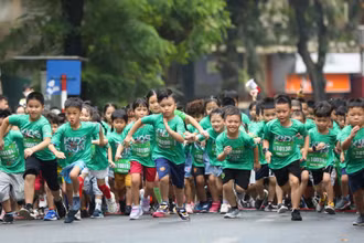 Các vận động viên nhí hứng khởi tham gia thi đấu.