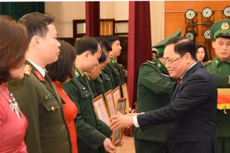 Chủ tịch Ủy ban nhân dân tỉnh Lạng Sơn tặng Bằng khen cho các tập thể và cá nhân có nhiều thành tích xuất sắc trong phong trào xây dựng đường kiểm tra cột mốc, bảo vệ biên giới.