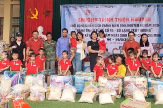 Các nhà hảo tâm cùng các cấp hội đoàn huyện Tràng Định (Lạng Sơn) tặng quà cho các thiếu nhi có hoàn cảnh khó khăn.