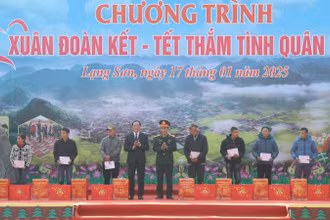 Đại diện lãnh đạo Ủy ban nhân dân tỉnh Lạng Sơn và lãnh đạo Cục Dân vận, Tổng Cục Chính trị Quân đội tặng quà cho các hộ gia đình có hoàn cảnh khó khăn.