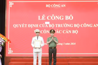 Thứ trưởng Bộ Công an Lê Quốc Hùng, trao quyết định của Bộ trưởng Công an cho Đại tá Vũ Như Hà. ( Ảnh: Công an tỉnh Lạng Sơn)