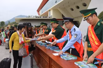 Đồn Biên phòng cửa khẩu quốc tế Hữu Nghị, Lạng Sơn (Việt nam), phối hợp Trạm Biên phòng Hữu Nghị Quan, Quảng Tây (Trung Quốc), phát tờ rơi tuyên truyền pháp luật cho du khách qua lại cửa khẩu.