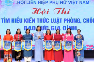 Ban Tổ chức Hội thi tặng cờ lưu niệm cho các đội thi.