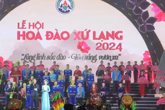 Các văn nghệ sĩ tham gia tiết mục biểu diễn khai mạc lễ hội hoa đào xứ Lạng năm 2024.