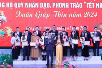Đại diện lãnh đạo Ủy ban nhân dân tỉnh Lạng Sơn trao biển ghi nhận những tấm lòng vàng của các tổ chức, đơn vị, doanh nghiệp, nhà hảo tâm... có nhiều đóng góp cho Quỹ Nhân đạo của tỉnh.