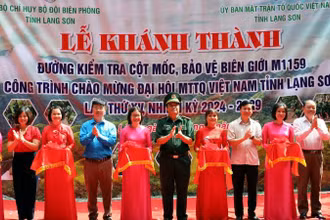 Các đại biểu cắt băng khánh thành công trình đường kiểm tra cột mốc, bảo vệ biên giới M1159, Thanh Lòa, Cao Lộc, Lạng Sơn.
