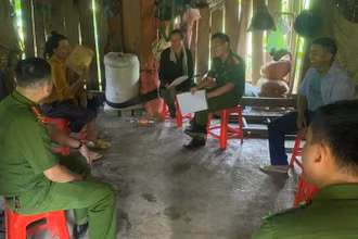 Công an xã Nhất Tiến, Bắc Sơn, (Lạng Sơn) tuyên truyền, vận động nhân dân cam kết, giao nộp vũ khí, vật liệu nổ, công cụ hỗ trợ.