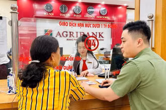 Giao dịch viên Agribank chi nhánh huyện Bắc Sơn và cán bộ đội an ninh, Công an huyện Bắc Sơn, hỗ trợ, tư vấn cho khách hàng suýt bị lừa đảo qua mạng.