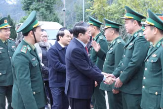 Phó Chủ tịch Quốc hội Nguyễn Đức Hải thăm cán bộ chiến sĩ Đồn Biên phòng Chi Lăng, huyện Đình Lập, tỉnh Lạng Sơn.