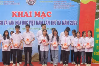 Ban tổ chức tặng sách cho học sinh có hoàn cảnh khó khăn.