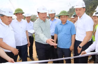 Đồng chí Trần Hồng Minh, Bộ trưởng Xây dựng kiểm tra, thi công cao tốc Hữu Nghị-Chi Lăng (Lạng Sơn).