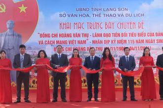 Đại diện lãnh đạo các cơ quan ban ngành của tỉnh Lạng Sơn cắt băng khai mạc Trưng bày chuyên đề:" Đồng chí Hoàng Văn Thụ - lãnh đạo tiền bối của Đảng và cách mạng Việt Nam".