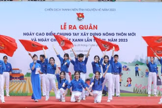 Đội thanh niên xung kích huyện Chi Lăng, (Lạng Sơn), tham gia văn nghệ chào mừng lễ ra quân.
