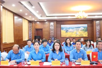 Các đại biểu Liên đoàn Lao động 4 tỉnh Cao Bằng, Hà Giang, Quảng Ninh và Lạng Sơn tham dự lễ trao tặng quà. 