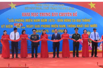 Đại diện lãnh đạo các cơ quan, ban, ngành của tỉnh cắt băng khai mạc trưng bày chuyên đề: Giải phóng miền nam năm 1975 - Bản hùng ca đại thắng". 