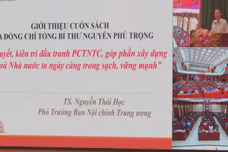 Báo cáo viên Ban Nội Chính Trung ương giới thiệu cuốn sách của đồng chí Tổng Bí thư Nguyễn Phú Trọng.