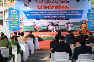 Các đại biểu tham dự lễ phát động toàn dân tham gia phát hiện vi phạm về an toàn giao thông.