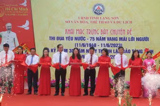 Các đại biểu tham gia cắt băng trưng bày chuyên đề: "Thi đua yêu nước - 75 năm vang mãi lời Người".