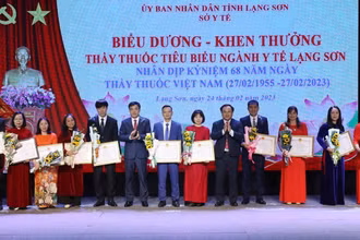 Đại diện lãnh đạo Ủy ban nhân dân tỉnh Lạng Sơn trao tặng các danh hiệu, bằng khen cho các thầy thuốc tiêu biểu.