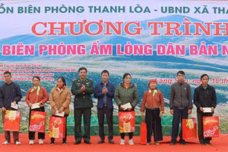Lãnh đạo Bộ chỉ huy Bộ đội Biên phòng tỉnh Lạng Sơn tặng quà cho các hộ gia đình khó khăn ở khu vực biên giới.
