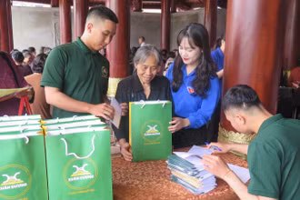 Công ty cổ phần Hữu Nghị Xuân Cương trao 200 suất quà cho các tăng ni, phật tử.