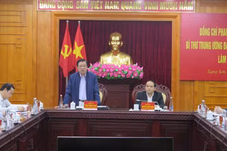 Đồng chí Phan Đình Trạc phát biểu ý kiến tại buổi làm việc với lãnh đạo tỉnh Lạng Sơn.