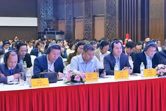 Các đại biểu Việt Nam và Trung Quốc tham dự diễn đàn kết nối giao thương xuất, nhập khẩu nông, lâm, thủy sản.