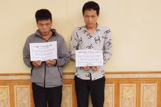 Bắt giữ 2 đối tượng tổ chức cho người nhập cảnh trái phép.
