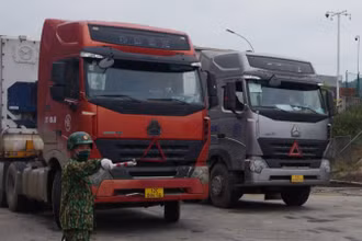 Xe chở hàng xuất khẩu được các chiến sĩ đồn biên phòng cửa khẩu quốc tế Hữu Nghị, Cao Lộc (Lạng Sơn) chỉ dẫn xuất hàng qua cửa khẩu.