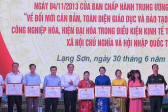 Đại diện lãnh đạo Ủy ban nhân dân tỉnh Lạng Sơn, trao tặng bằng khen của Chủ tịch Ủy ban nhân dân tỉnh cho các tập thể và cá nhân có thành tích xuất sắc trong thực hiện Nghị quyết số 29 của Ban Chấp hành Trung ương Đảng khóa XI.