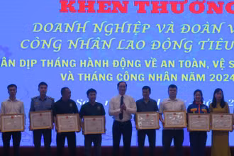 Lãnh đạo Ủy ban nhân dân tỉnh Lạng Sơn tặng Bằng khen cho các tập thể và cá nhân có thành tích xuất sắc trong an toàn, vệ sinh, lao động.