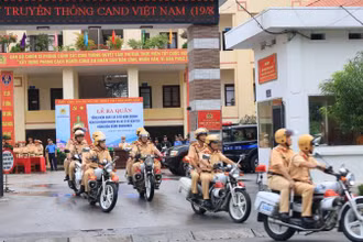 Cán bộ, chiến sĩ Phòng Cảnh sát giao thông Công an tỉnh đồng loạt ra quân tổng kiểm soát xe ô-tô kinh doanh vận tải hành khách và xe hàng hóa container.