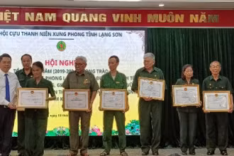 Phó Chủ tịch Ủy ban nhân dân tỉnh Lạng Sơn, Đoàn Thanh Sơn, tặng Bằng khen của Chủ tịch Ủy ban nhân dân tỉnh cho các tập thể và cá nhân có thành tích xuất sắc trong phong trào thi đua làm kinh tế giỏi.