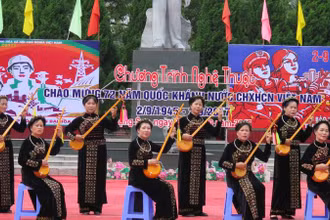 Các nghệ nhân ở thành phố Lạng Sơn biểu diễn trong chương trình giao lưu hát then, đàn tính.