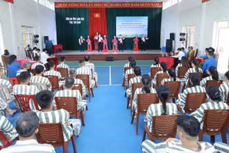 Các phạm nhân tại Trại tạm giam công an tỉnh Lạng Sơn tham gia giao lưu văn nghệ với đội văn nghệ của tỉnh.