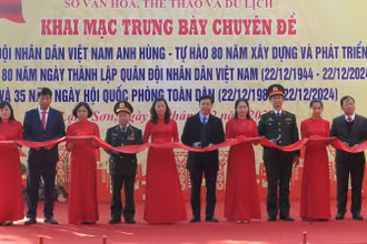 Các đại biểu thực hiện nghi lễ cắt băng khai mạc trưng bày chuyên đề.