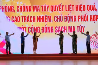 Các đại biểu dự Lễ mít-tinh thực hiện nghi lễ cam kết phòng, chống ma túy năm 2023.