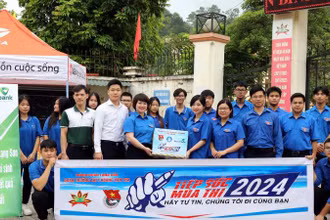 Đoàn viên Thành đoàn Lạng Sơn, tiếp sức mùa thi ở Trường trung học phổ thông Hoàng Văn Thụ.
