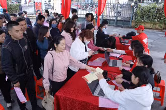 Đông đảo người dân thành phố Lạng Sơn đến đăng ký tham gia hiến máu tình nguyện.