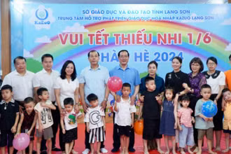 Đại diện lãnh đạo Ủy ban nhân dân tỉnh Lạng Sơn tặng quà trẻ em có hoàn cảnh khó khăn tại Trung tâm hỗ trợ phát triển giáo dục hòa nhập KAZUO Lạng Sơn.