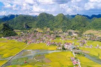 Toàn cảnh thung lũng mùa vàng ở thị trấn Bắc Sơn (Lạng Sơn).