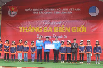 Các đơn vị tặng mũ bảo hiểm cho học sinh Trường Trung học cơ sở Xuất Lễ, Cao Lộc (Lạng Sơn).