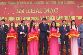 Đại diện lãnh đạo các cơ quan, ban, ngành của tỉnh Lạng Sơn tham gia cắt băng khai mạc Hội báo Xuân xứ Lạng năm 2025.