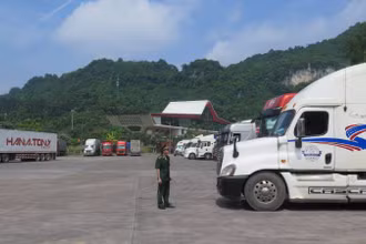 Xe chở hàng hóa xuất, nhập khẩu, chờ làm thủ tục xuất khẩu qua cửa khẩu quốc tế Hữu Nghị, Cao Lộc, (Lạng Sơn).