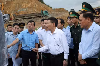 Phó Thủ tướng Chính phủ Hồ Đức Phớc cùng lãnh đạo Ủy ban nhân dân tỉnh Lạng Sơn và các cơ quan chức năng của tỉnh kiểm tra Đề án thí điểm xây dựng cửa khẩu thông minh tại cửa khẩu quốc tế Hữu Nghị.