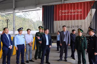 Lãnh đạo Ủy ban nhân dân tỉnh Lạng Sơn kiểm tra hoạt động xuất, nhập khẩu qua các cửa khẩu của tỉnh.